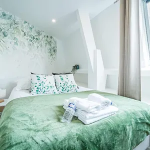 Appartamento Parisian Flat With Eiffel Tower View, Parigi