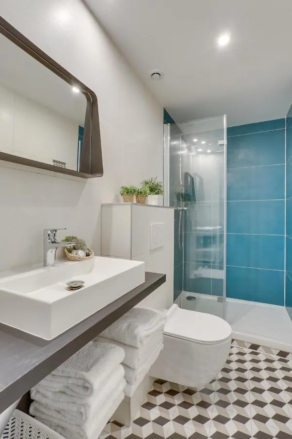 Bastille Chicsuites Paryż 0*,